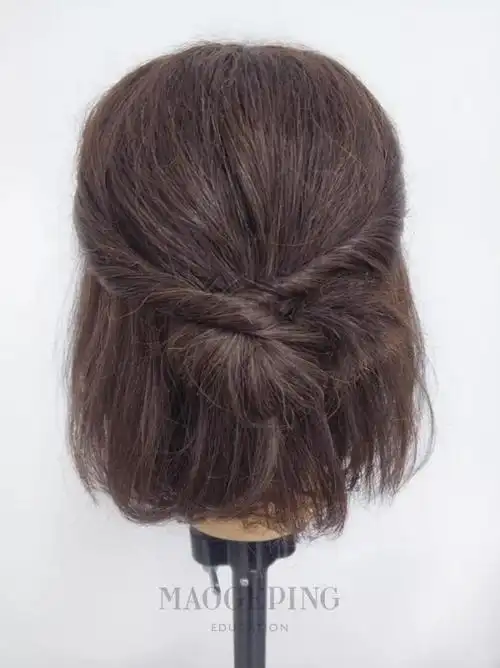 step  :头顶的头发在脑后扎一个半扎发,皮筋扎到最后一圈的时候凡尾