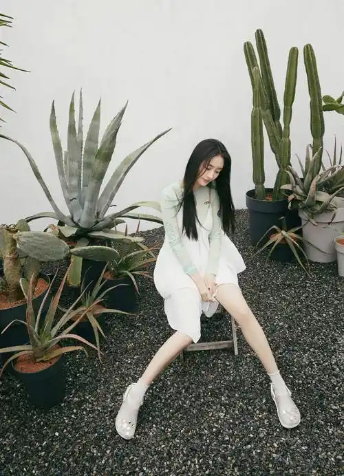 杨幂玉足大白腿写真,她的百变风格让她成为了时尚界的宠儿 –第 9 页