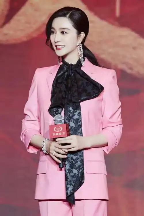 西服的下摆更能凸显出纤细身材,而且范冰冰搭配的黑色大蝴蝶结领带将