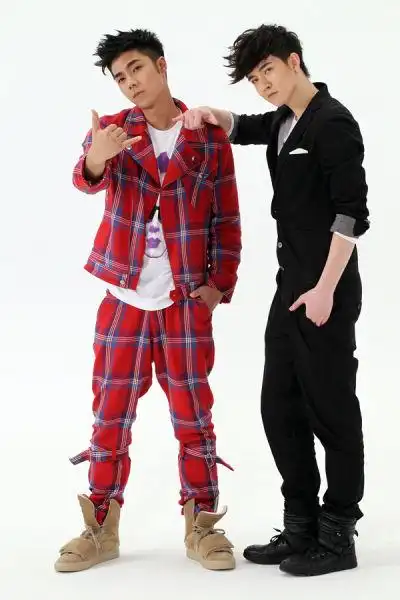 袁成杰《6号包厢》首发 造型惹火好友亲密助阵