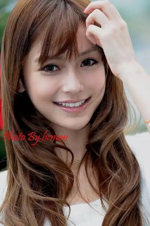 要说baby颜值巅峰还真的是嫩模时期,少女感十足又带些许的混血.