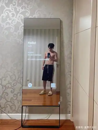 现在的男孩子身材都这么好的吗,胸肌加上腹肌就很完美!