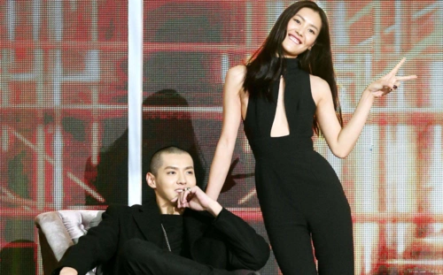 刘雯吴亦凡合体走秀,气场碾压吴亦凡,网友:差距真的大