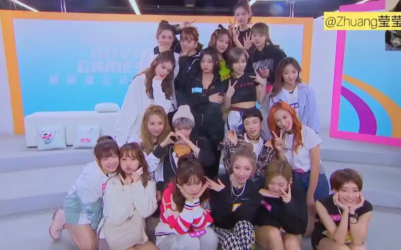 创造101久违重聚拍合照