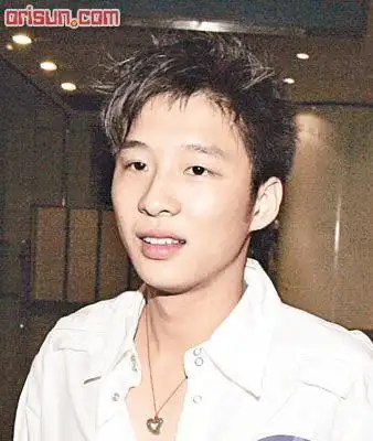 传霍启山力追amanda s. 派对抱着亲热