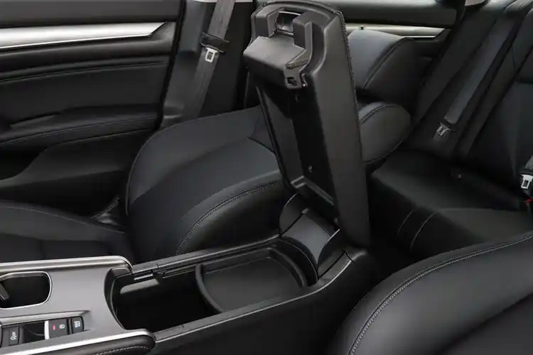 前排中央扶手箱