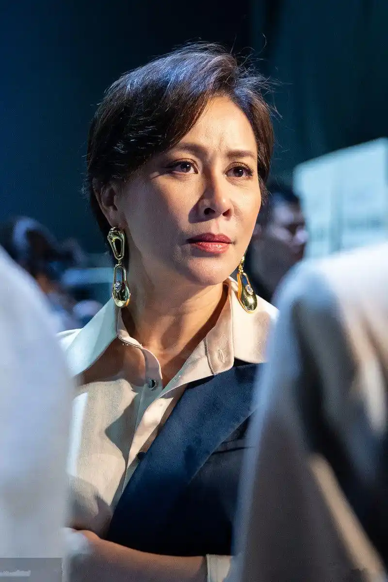 刘嘉玲的近照好真实,没了胭脂粉黛的修饰,跟中年阿姨无差异!_连衣裙