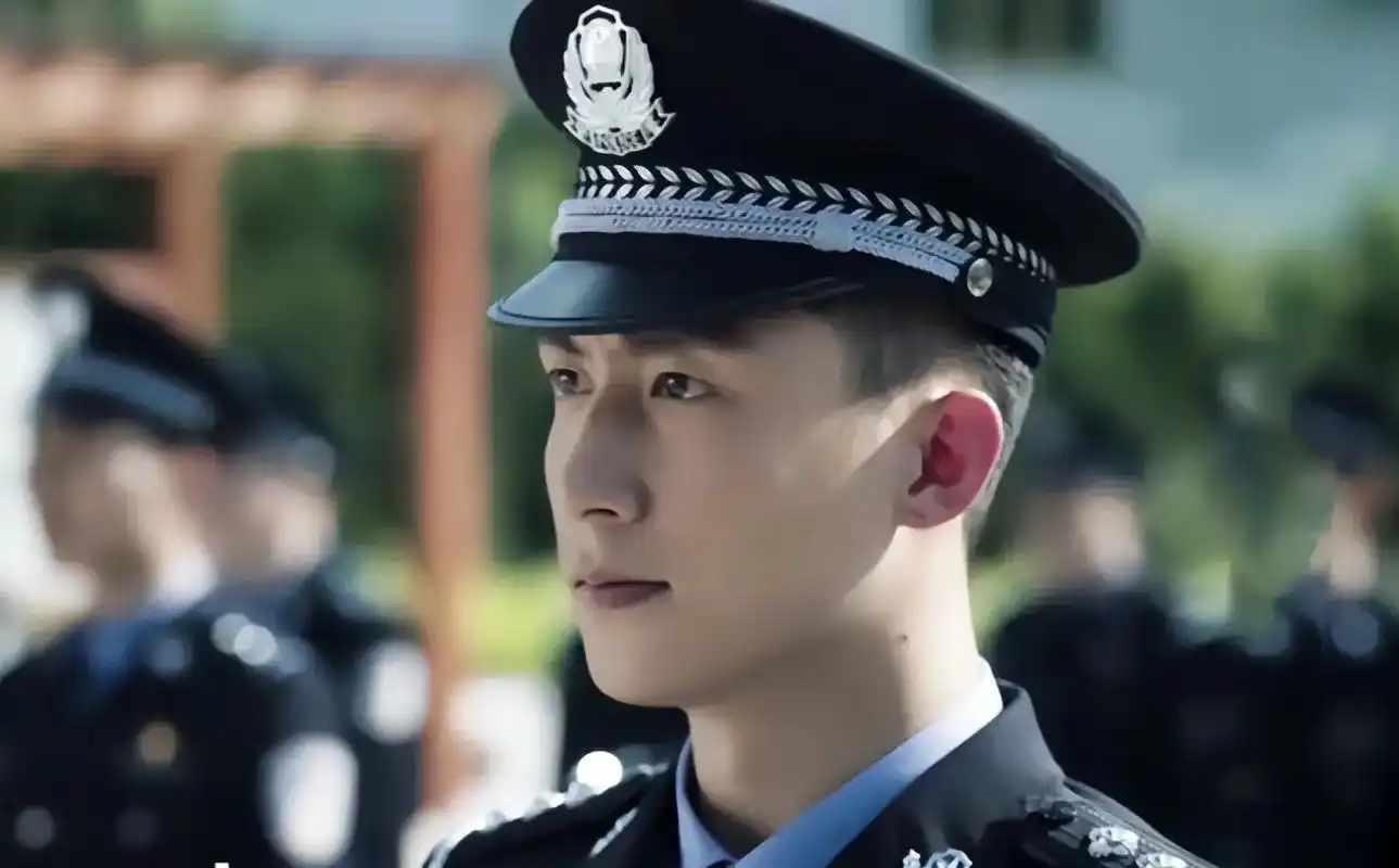 瑜宝军装最帅.愿2023鲸鱼罐头更上一层楼#黄景瑜 #关注我 - 抖音