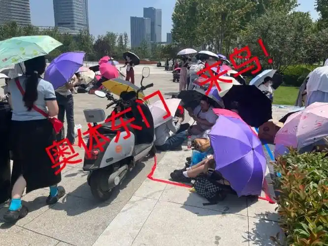 王俊凯易烊千玺牵手错位图