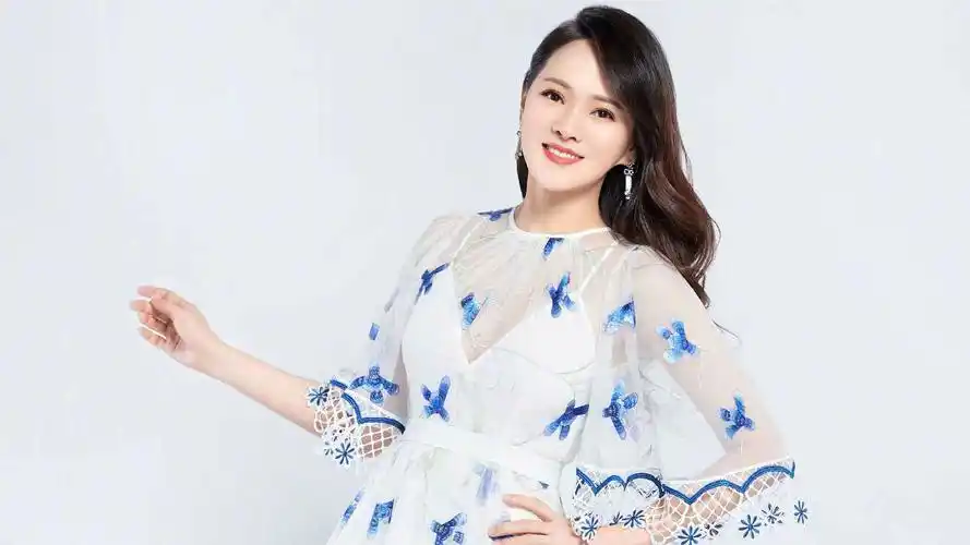 伊能静回应此前"卖课程"质疑并向网友道歉,称会虚心学习和改进