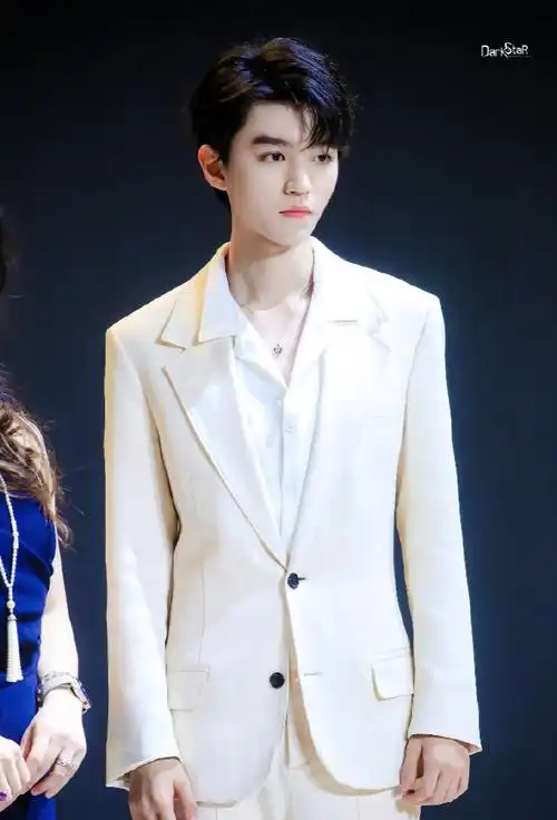 王俊凯露肩锁骨杀#凯boss@tfboys-王俊凯新片太撩人~穿西装背心的他