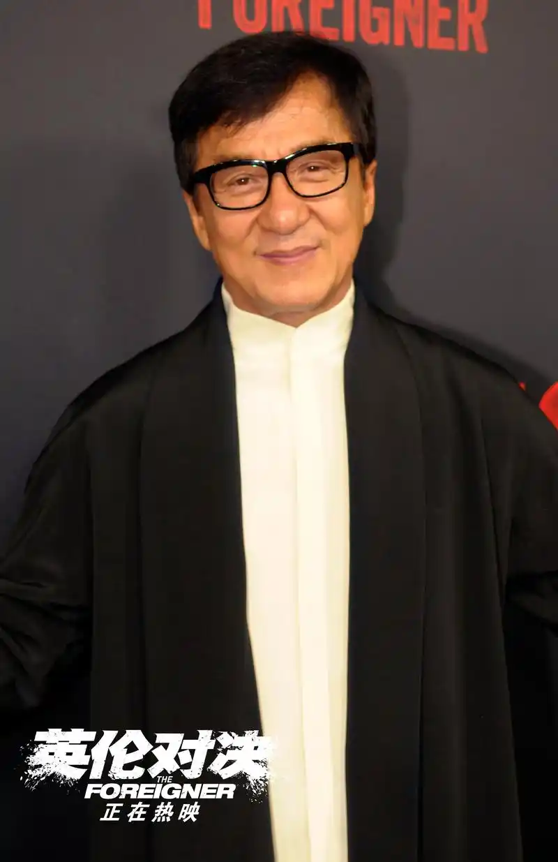 组图:《英伦对决》北美首映 成龙双手合十笑容亲和