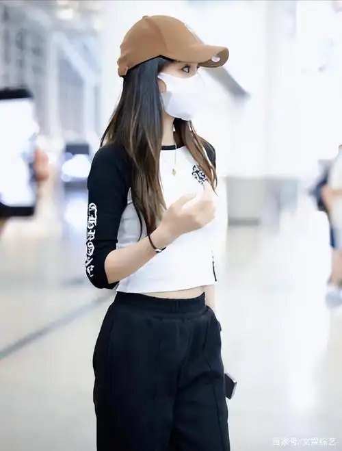 杨颖现身机场身穿私服,被摄影师拍摄发网上,看到她随性自然的穿搭,秒