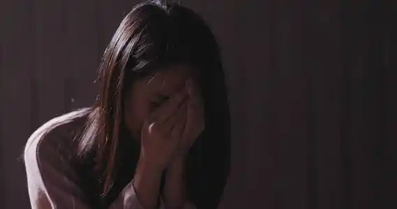 晚上寂寞的女人图片