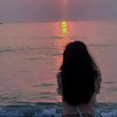 2021最新颖看海美女浪漫高级头像