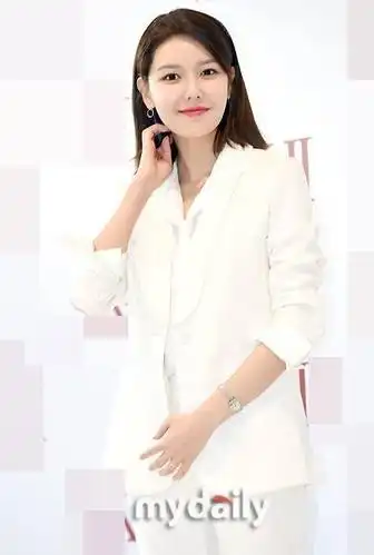韩国女艺人秀英一身白西装亮相,身材高挑气质知性