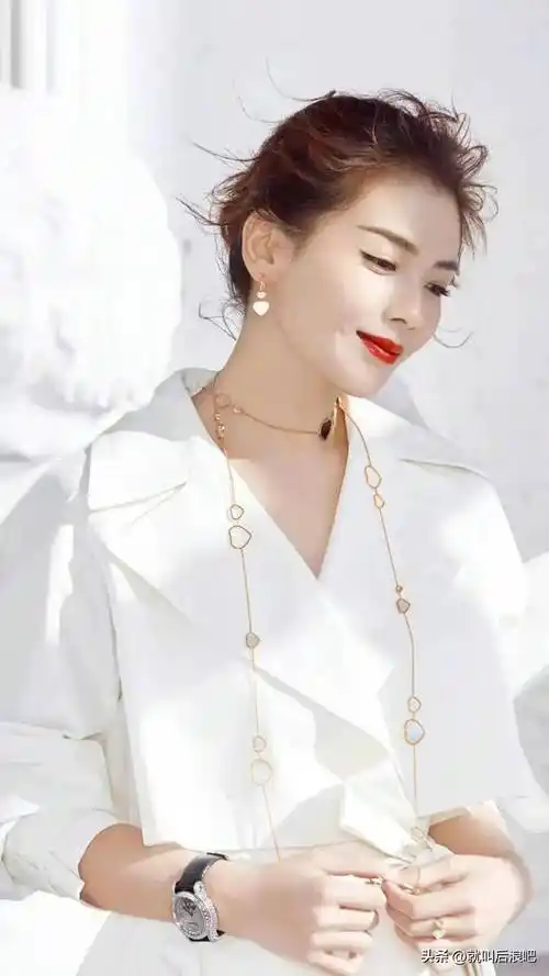 刘涛巴黎秀场遇港媒采访,轻松用粤语自我介绍,毕竟她是幸子小姐_媳妇