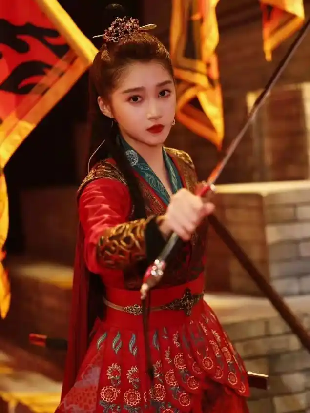 关晓彤古装造型绝了!穿红色战衣手持长剑,网友:侠女好美