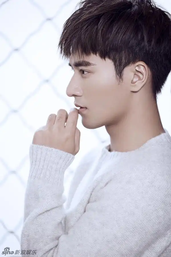 郑凯尽显大男孩干净气质