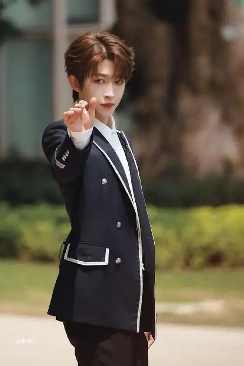 刘宇超话210415 上班@创造营2021-刘宇#黑人牙膏白酵素助力创造营刘宇