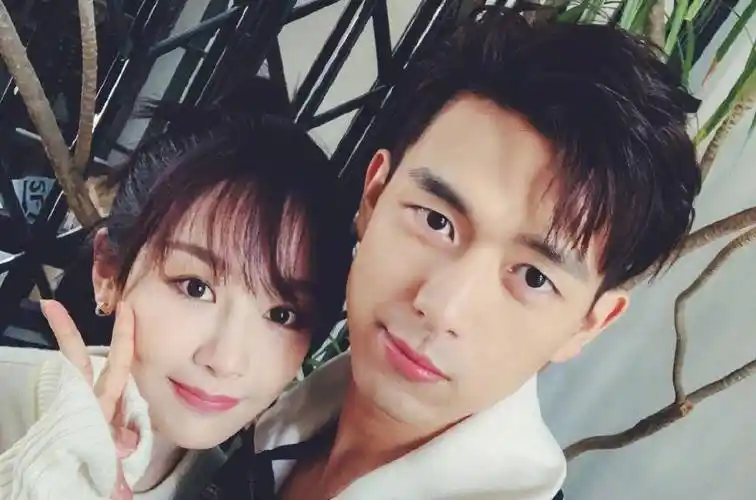 李现晒甜蜜合影替杨紫庆生,张一山吃醋晒飞吻,称自己才是她的男神