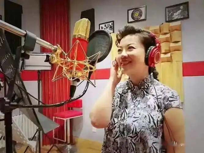 千古云雨瞬间穿越……"张也那甜美的歌声,如同夏天的三峡平湖,湛蓝