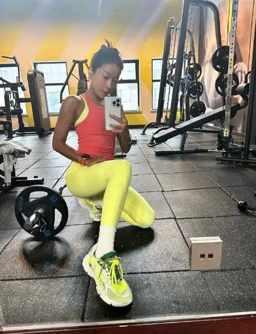 吉克隽逸健身房随拍