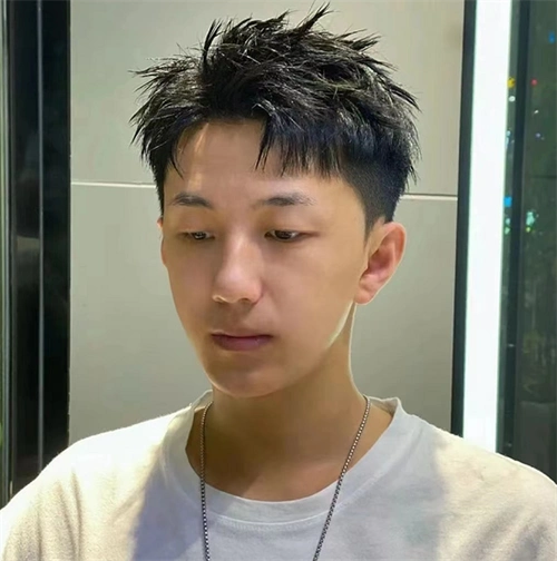 钢夹烫,就是用钢夹包裹头发再烫卷的发型,烫后的发型自然好打理.