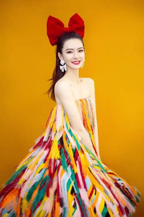 戚薇最新写真出炉,浅蓝风衣搭米黄阔腿裤出镜,帅气中带小清新范