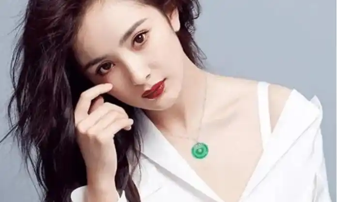 当时尚女王杨幂佩戴翡翠,网友惊呼:翡翠平安扣搭的太妙了!