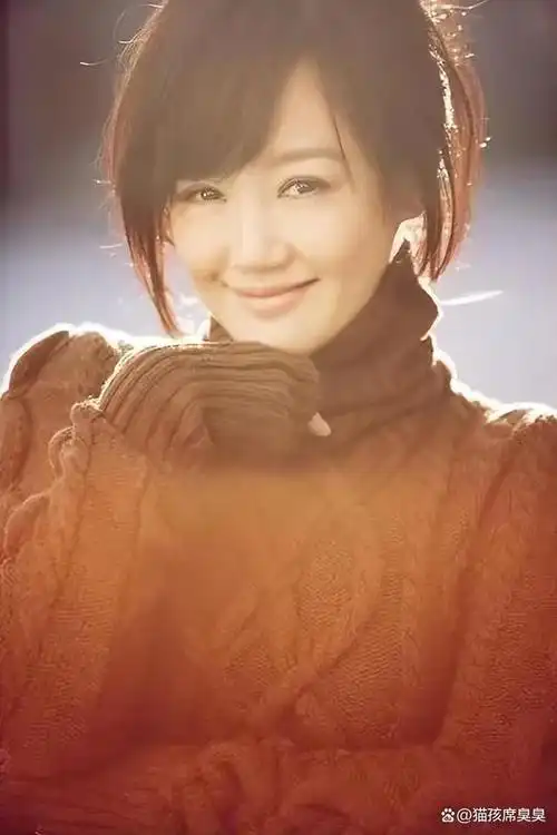 45岁薛佳凝近照曝光身材发福打扮土气穿538元厚底靴引吐槽