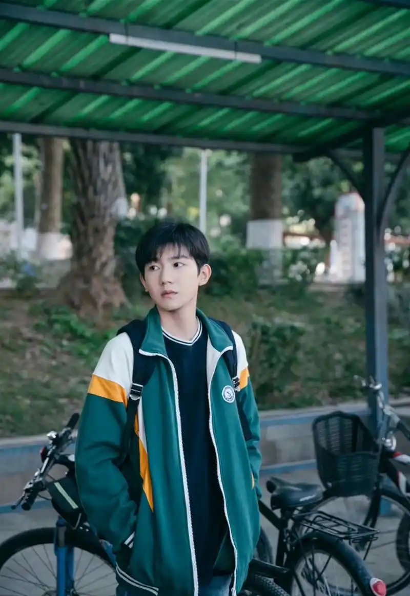 穿上校服的王源,青春活