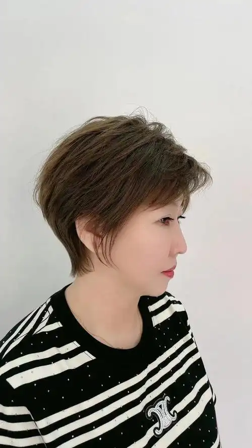 短发的灵动魅力:有层次且露耳|发型|脸型|圆脸|妆容|方脸_网易订阅