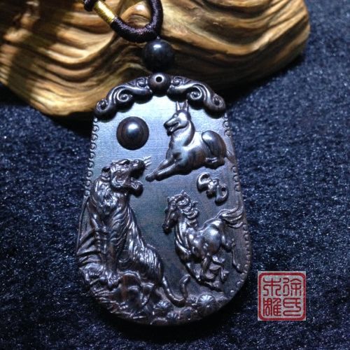 紫光檀虎马狗三合局牌子 紫光檀寅午戌火局檀木吊坠挂件 命理木牌