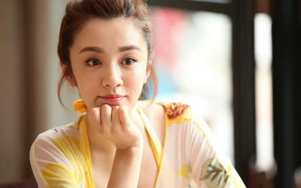 王晓晨醉酒路边抽烟