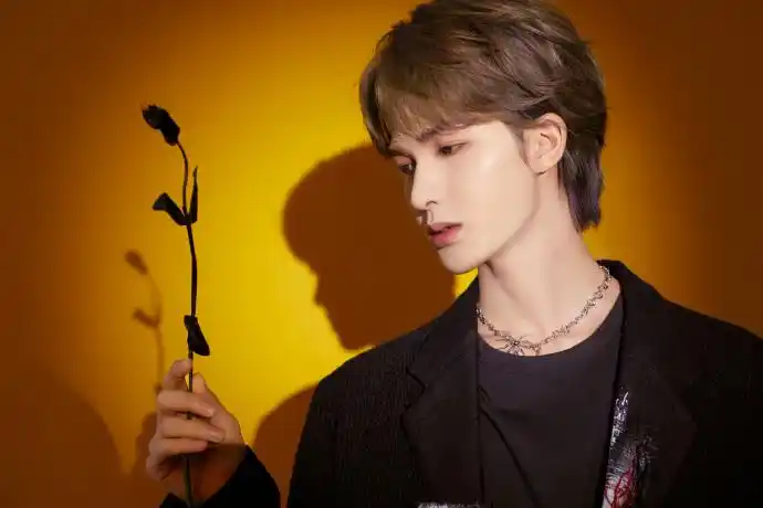 最新行程丨朱正廷生日单曲物料持续掉落中 3月18日等你陷入老大的音乐