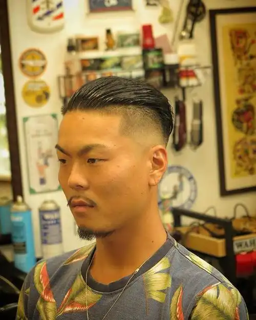 侧背头发型同样选择把周边的头发剃短,显得时尚有精神,尤其是对于白发