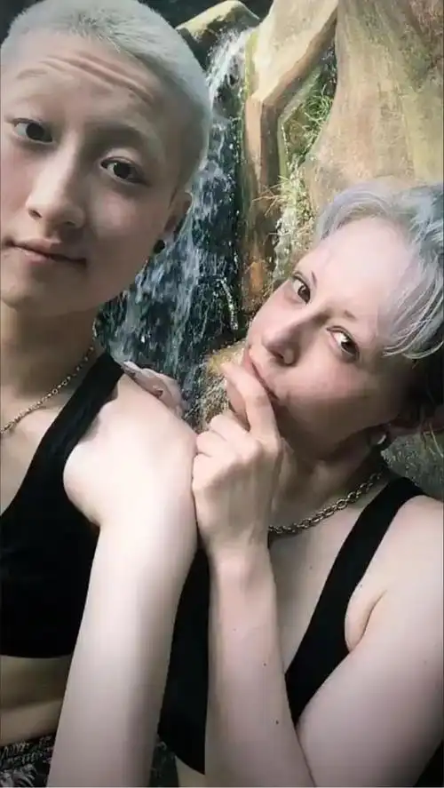 与妻子andi和好后,吴卓林又开始自己的秀恩爱日常.