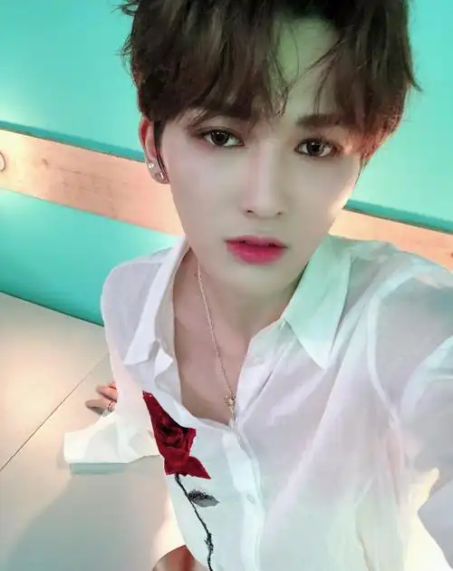 朱正廷做客央视状态饱满气质斐然娘味艺人形象已是过去