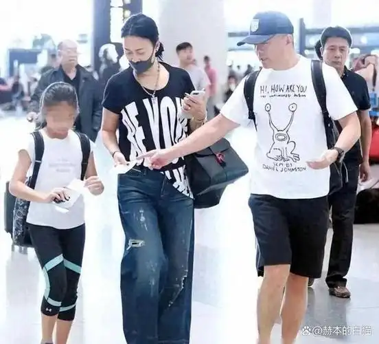 那英一家三口罕见合体走机场女儿甜美可人老公帅气她真老了