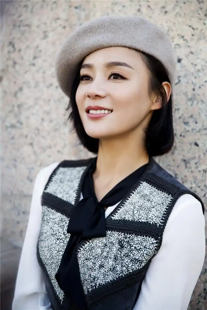 荧幕里,她专注演技,用作品发声;荧幕外,她引领潮流