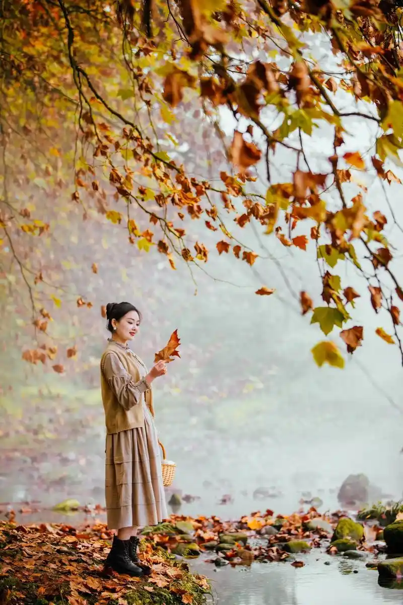 秋天梧桐树人像写真.梧桐黄了 满地落叶94  浪漫深秋唯美 - 抖音
