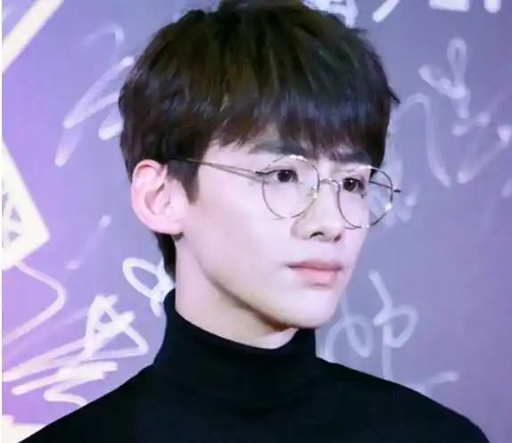 白敬亭戴上圆形眼镜立马唤醒了书生气质