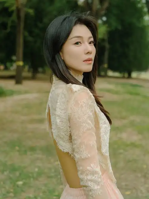 露背设计尽显腰部线条,涛姐的腰我已经夸倦了,沙漏腰名副其实#刘涛的