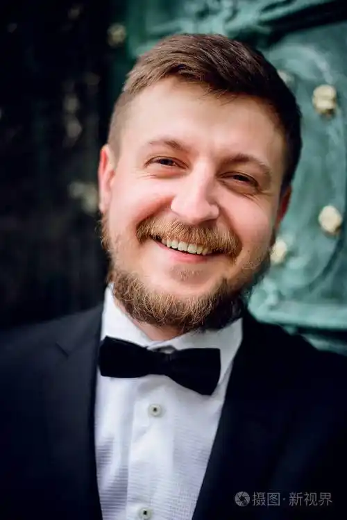 英俊的络腮胡子,穿燕尾服的肖像照片-正版商用图片0u6v5k-摄图新视界