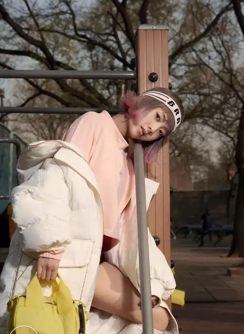 邢菲丨运动风的随性酷感可以和柔美同框