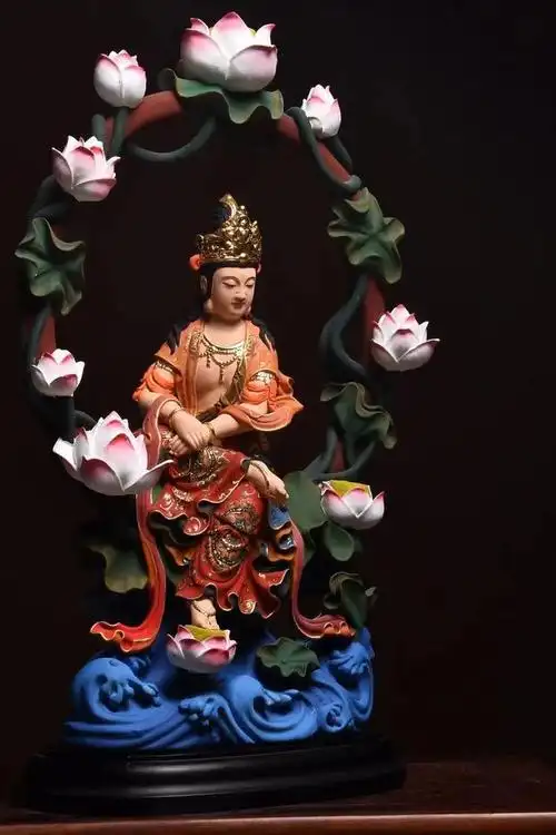 其香樟木整料全实心雕刻,后古法彩绘加持,菩萨精雕细琢,立体感十足