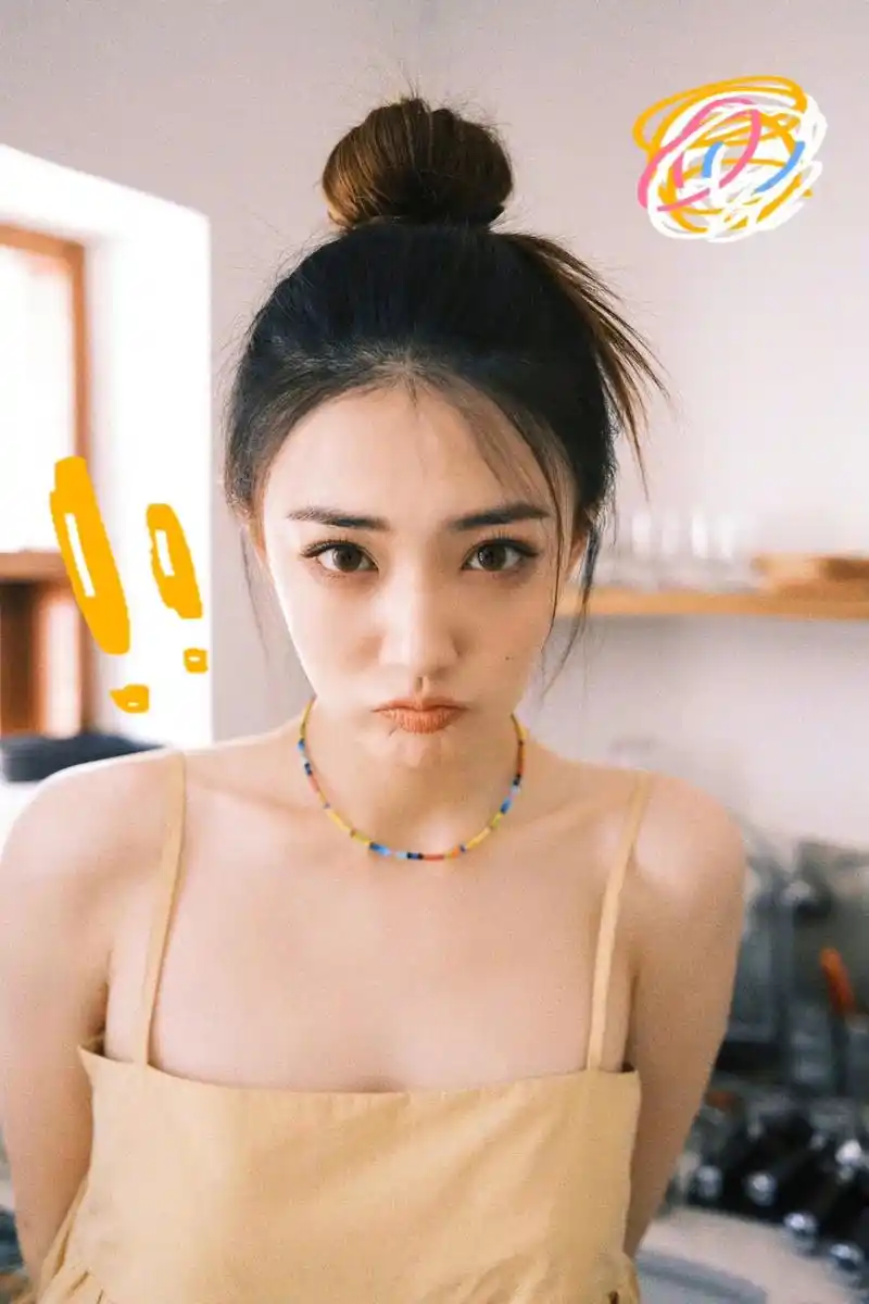 《每日一星》徐璐丸子头超甜美,可爱自拍仿佛18岁少女