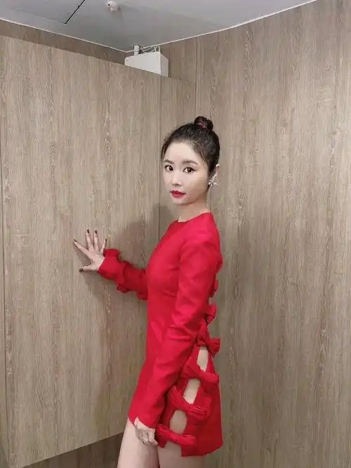 林心如过了47岁后风格大变穿红色短裙扎丸子头美得差点认不出