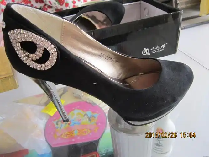 出售千彩妮高跟鞋一双9.9成新